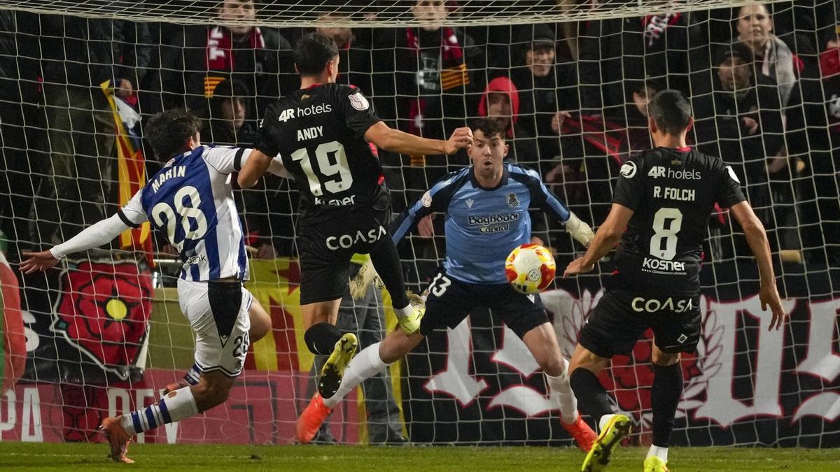 Marrero y Marín observan cómo un futbolista del Reus trata de rematar a la portería del meta azpeitiarra, durante el partido del miércoles.