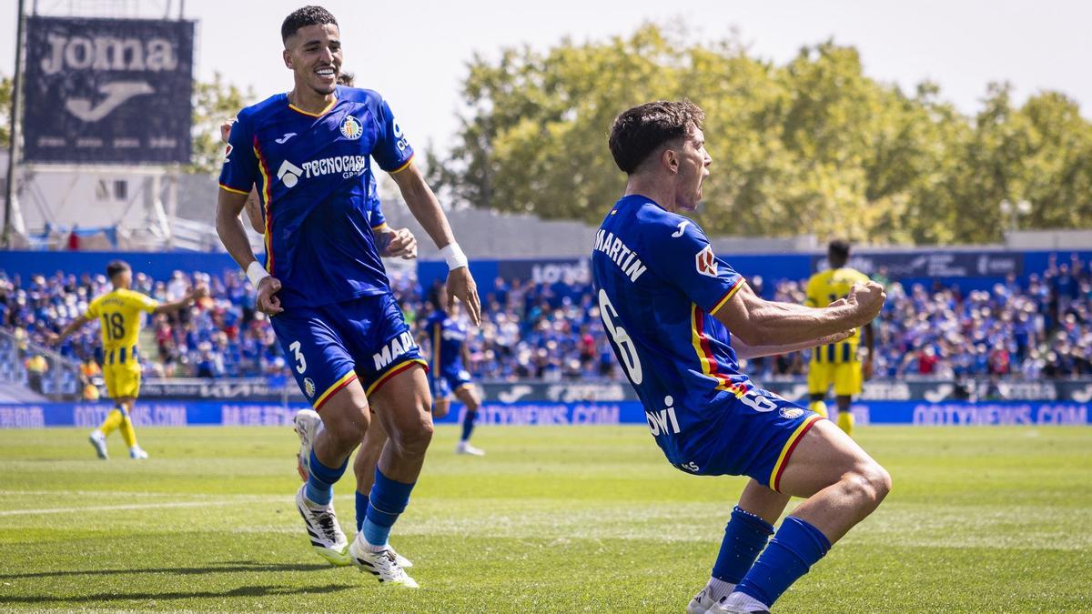 Abqar se acerca a celebrar el reciente gol de Mario Martín frente al Real Oviedo.