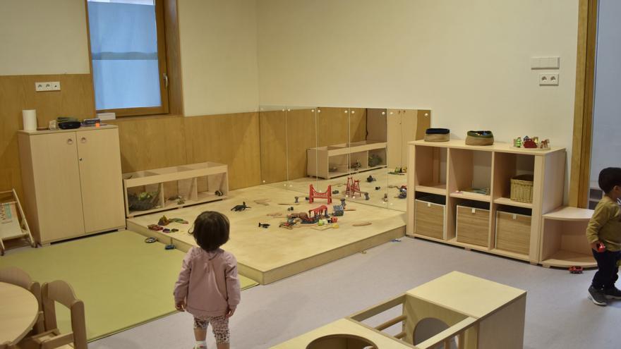 19 txikis inauguran la nueva escuela infantil de Cárcar