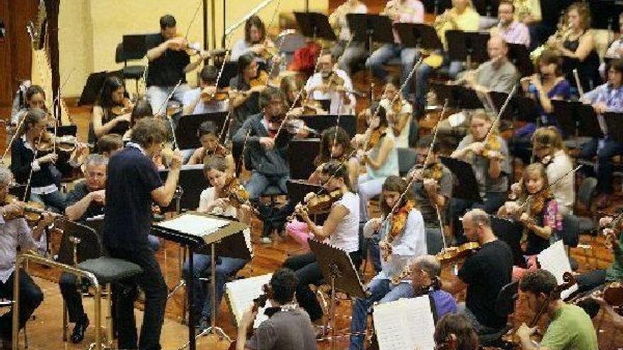La Orquesta Sinfónica de Euskadi ensaya junto al director ruso Andrey Boreyko, ayer en Donostia.