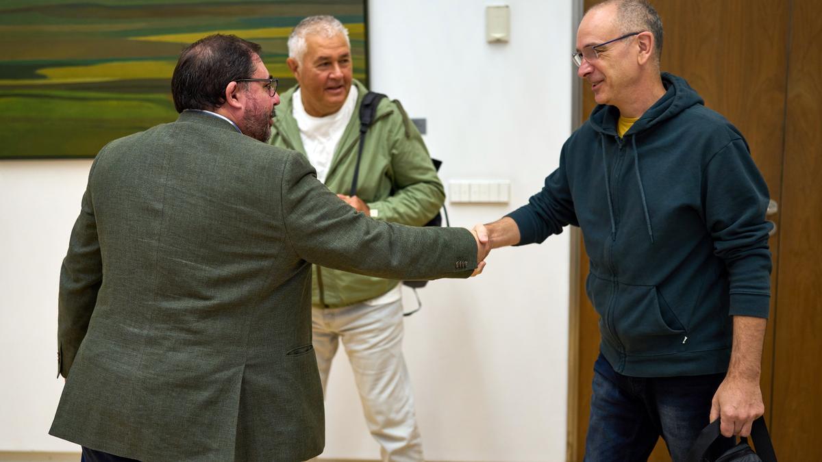 Hualde saluda a Alfonso Iturria.