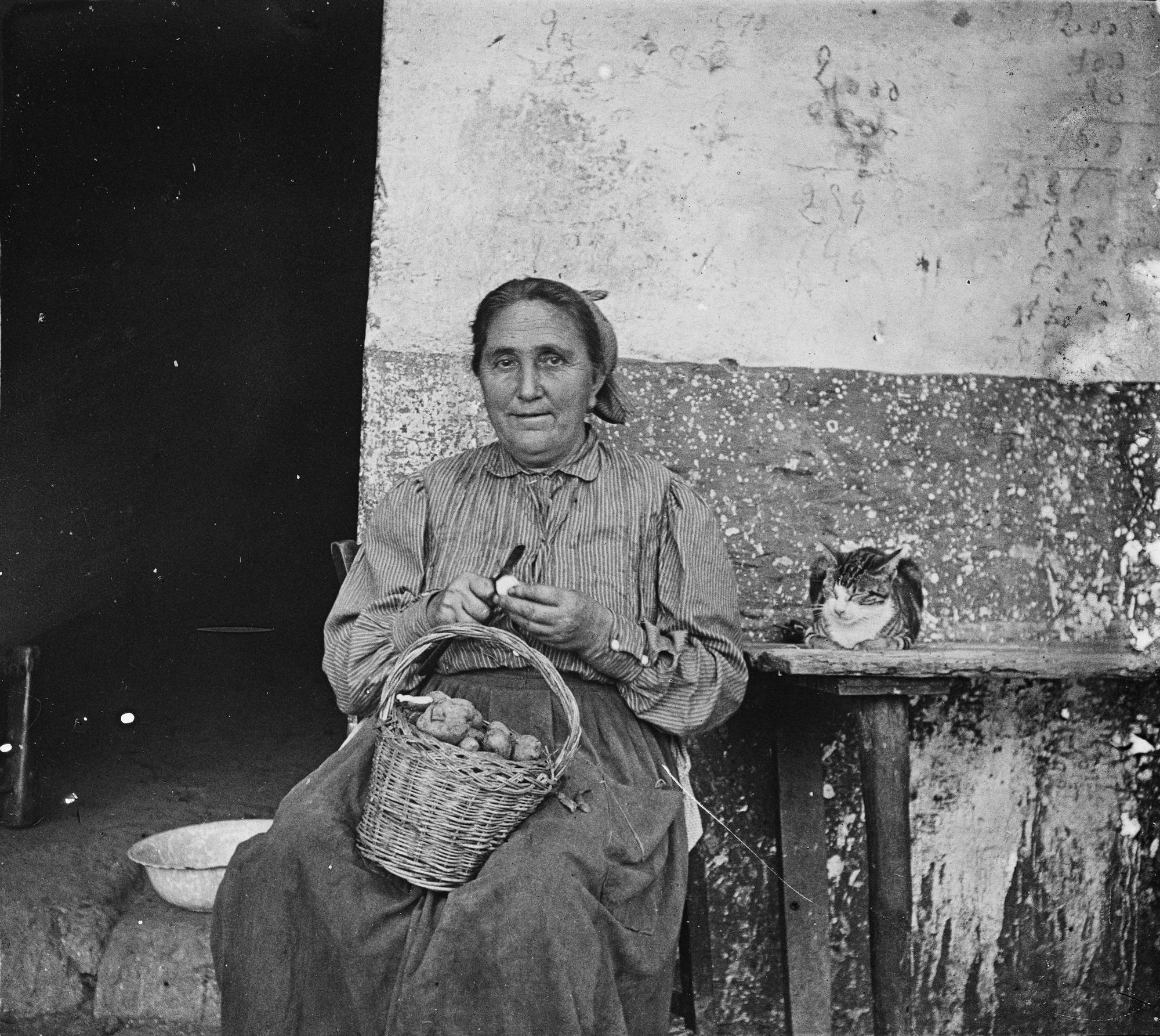 Imágenes antiguas de mujeres baserritarras en Euskadi