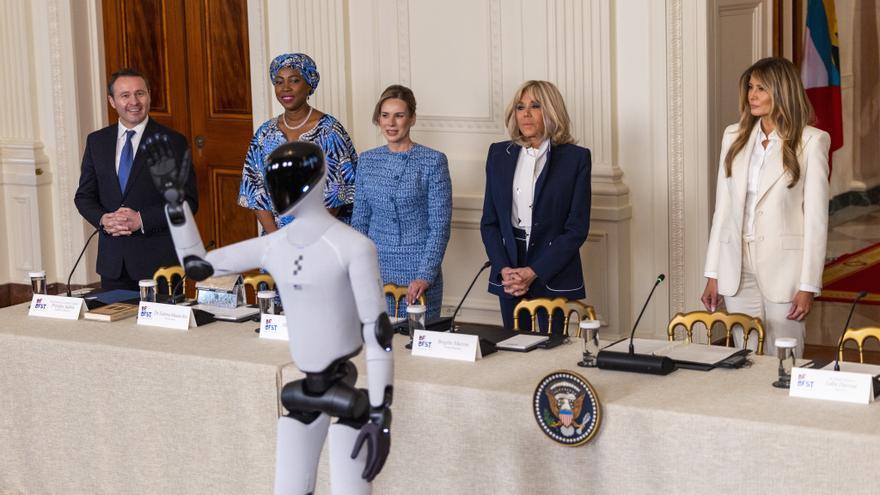Melania Trump sorprende al aparecer con un robot humanoide en la Casa Blanca