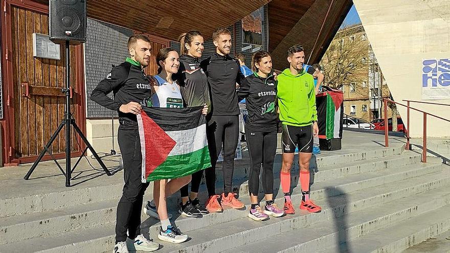 Pose de los integrantes de los podios masculino y femenino, con Maitane Melero y Mikel Faber en el centro.