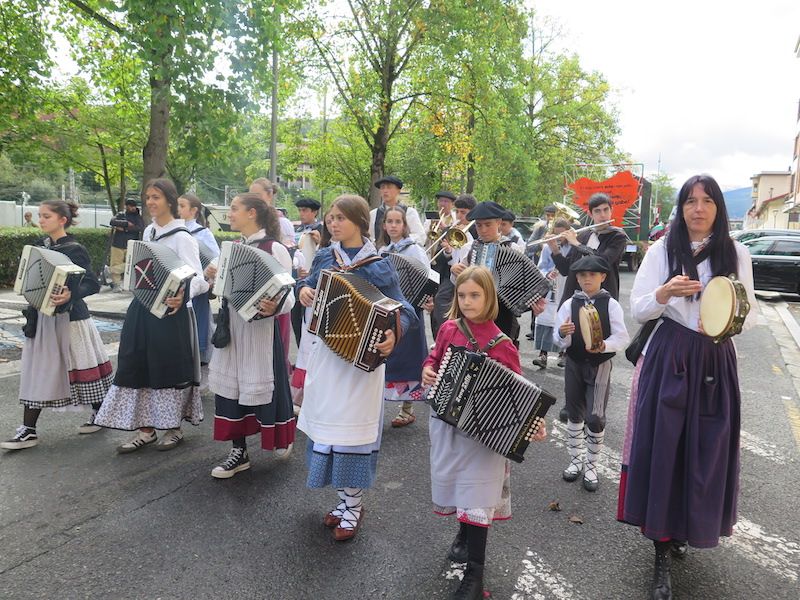 El desfile de la Euskal Jaia de Urretxu, en imágenes