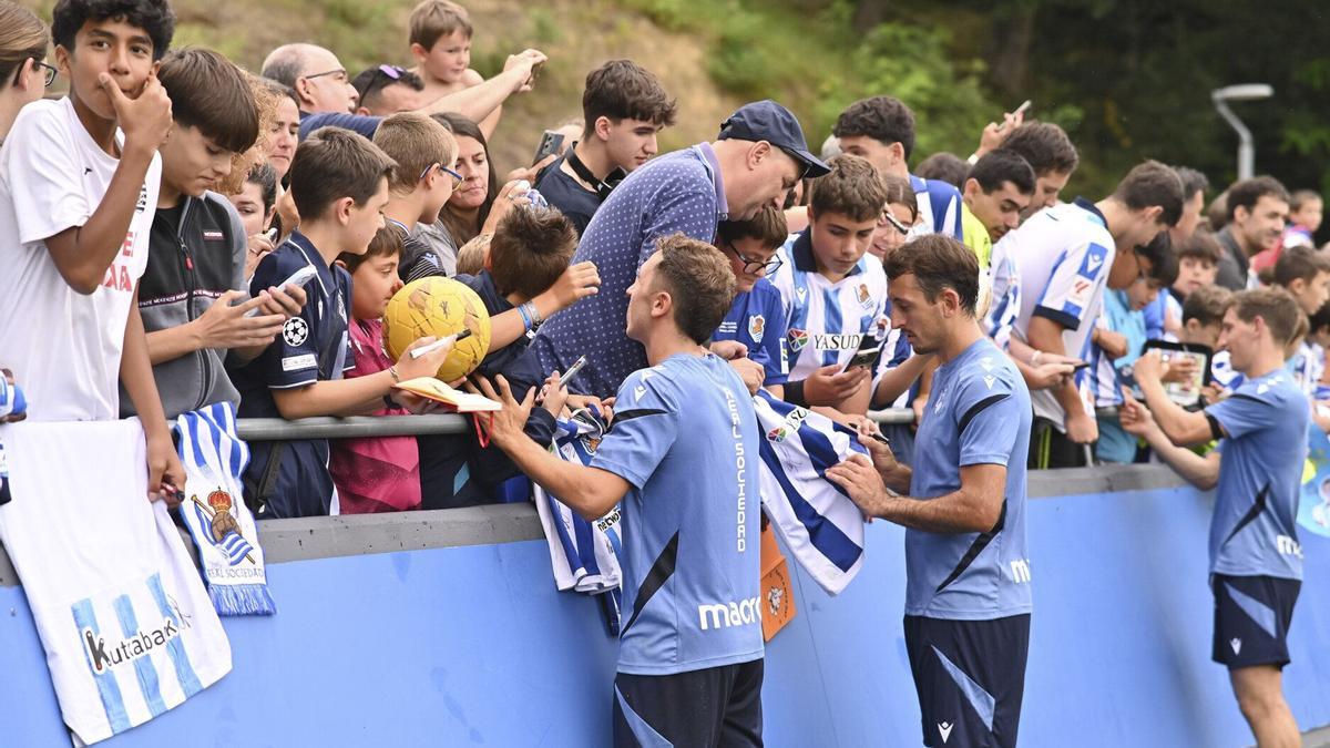Olasagasti firma autógrafos,  junto a Oyarzabal y Aihen, el lunes pasado en Zubieta.