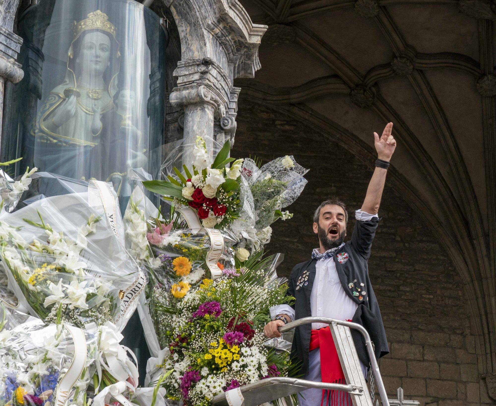 Ofrenda Floral y Aurresku de Honor a la Virgen Blanca
