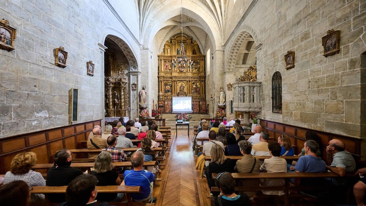 Estreno del documental ante 60 personas en la iglesia de San Miguel.