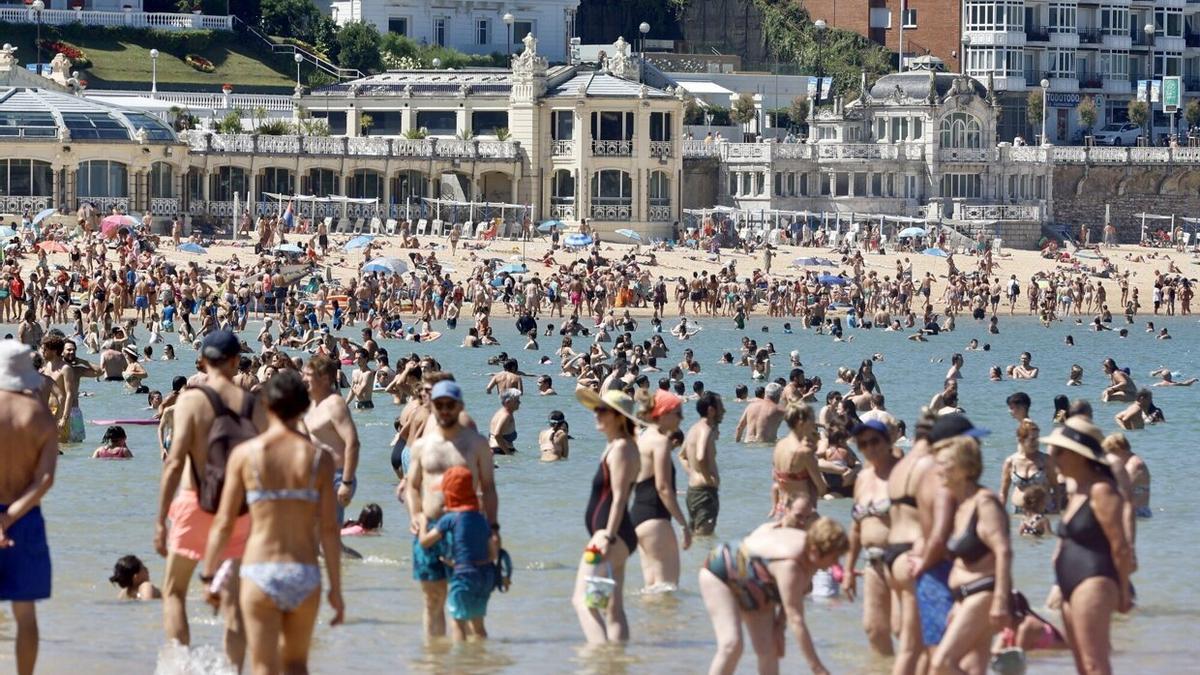 La playa de La Concha a rebosar de bañistas, el viernes pasado.