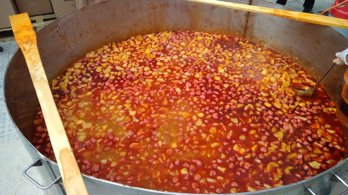 El sukalki solidario se cocinará a fuego lento en una cazuela gigante de acero inoxidable