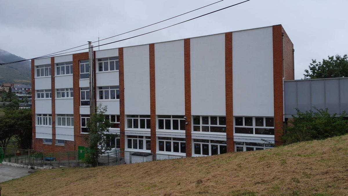 Abanto Zierbenako Udalak 87.000 euro baino gehiago inbertitu ditu udan herriko ikastetxeetan hobekuntzak egiten.