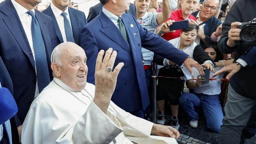 El Papa regresa al Vaticano tras ser operado de una hernia abdominal: &quot;Sigo vivo&quot;