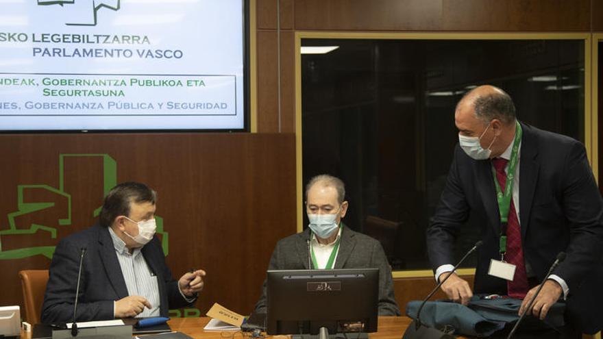 El director de Atención de Emergencias y Meteorología del Gobierno Vasco, Fernando Izaguirre (derecha)