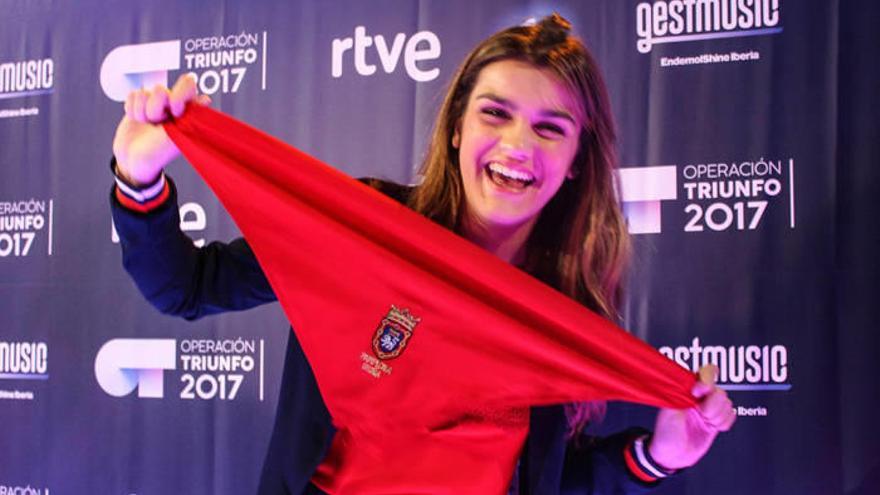 Amaia Romero, con el pañuelo que le llevó a Barcelona DIARIO DE NOTICIAS.