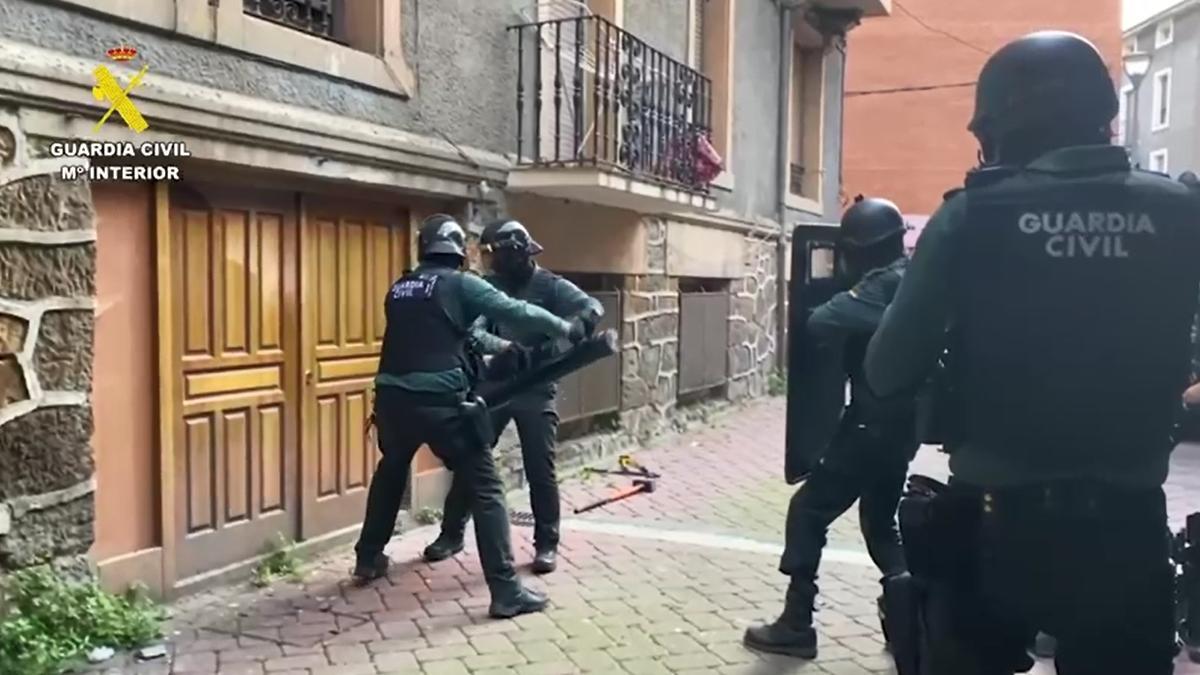 Desmantelan un taller en Sestao por falsificación de prendas y accesorios.