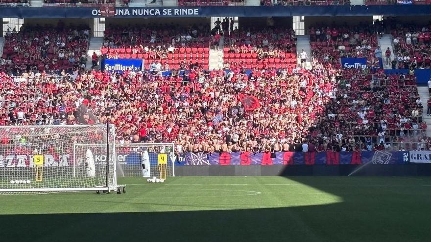 Graderío Sur se llena para ver el entrenamiento de Osasuna previo a Getafe