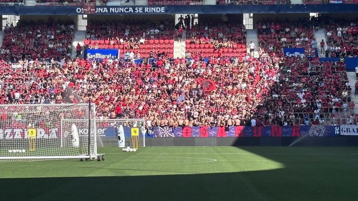 Graderío Sur se llena para ver el entrenamiento de Osasuna previo a Getafe