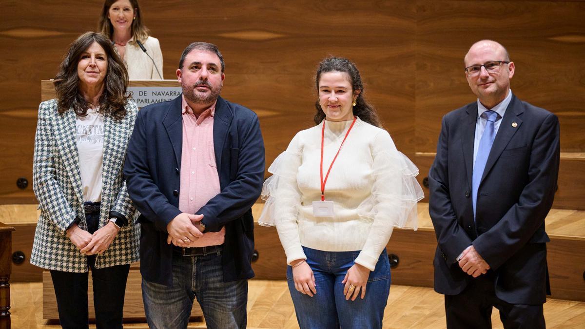 Katalin Gorraiz, estudiante de Biurdana BHI, mejor oradora en euskera, con las autoridades