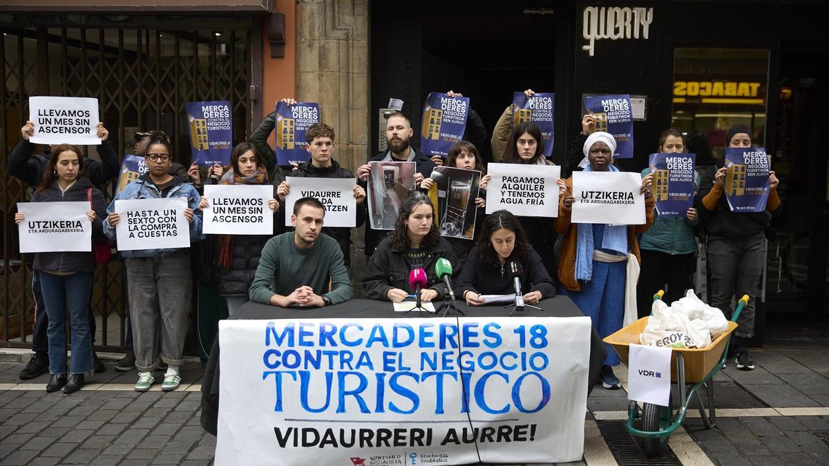 Rueda de prensa del número 18 de la calle Mercaderes para denunciar el proyecto de creación de apartamentos turísticos en el edificio.