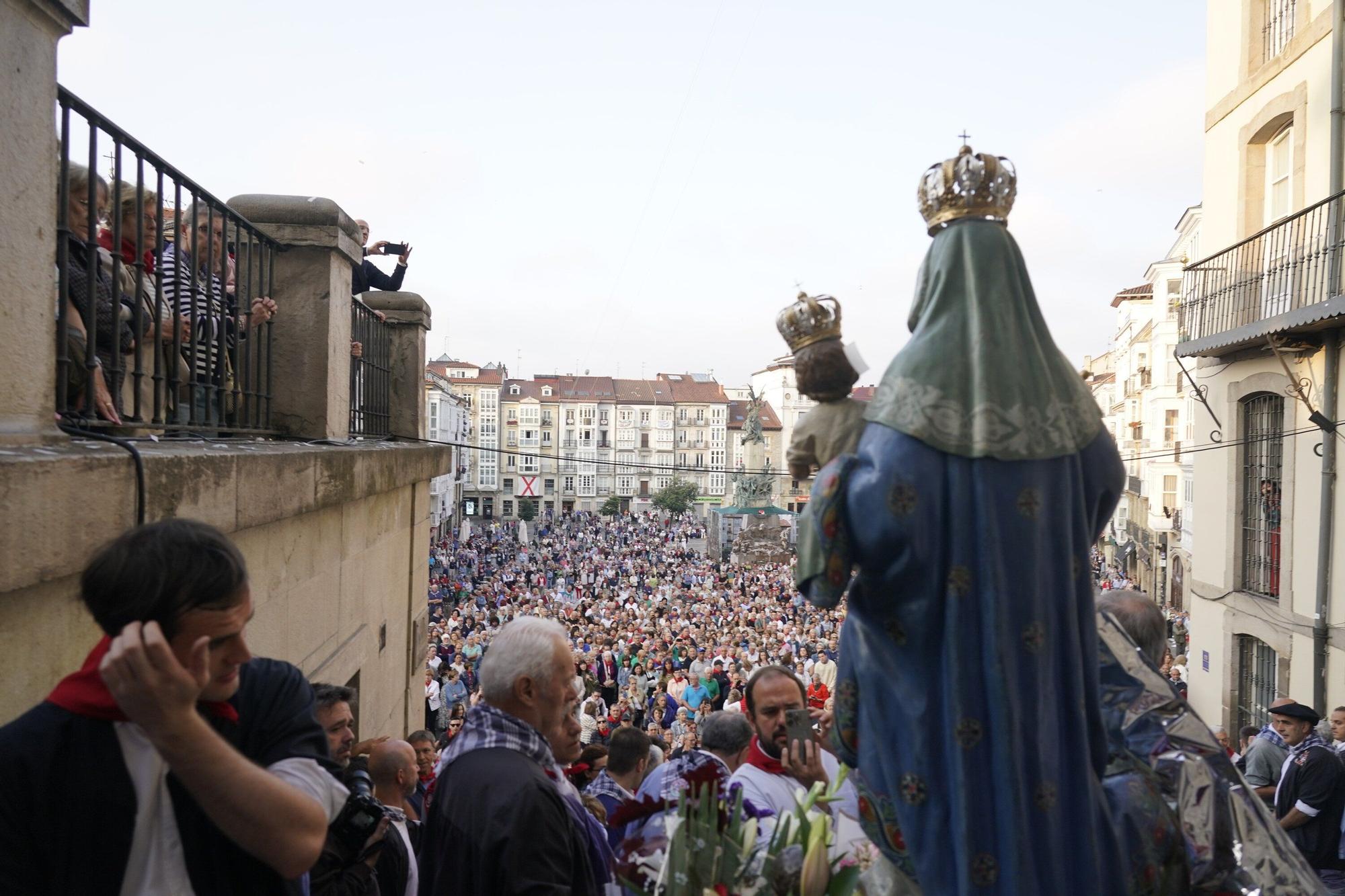 En imágenes: Miles de vitorianos acompañan a la Virgen Blanca en el Rosario de la Aurora
