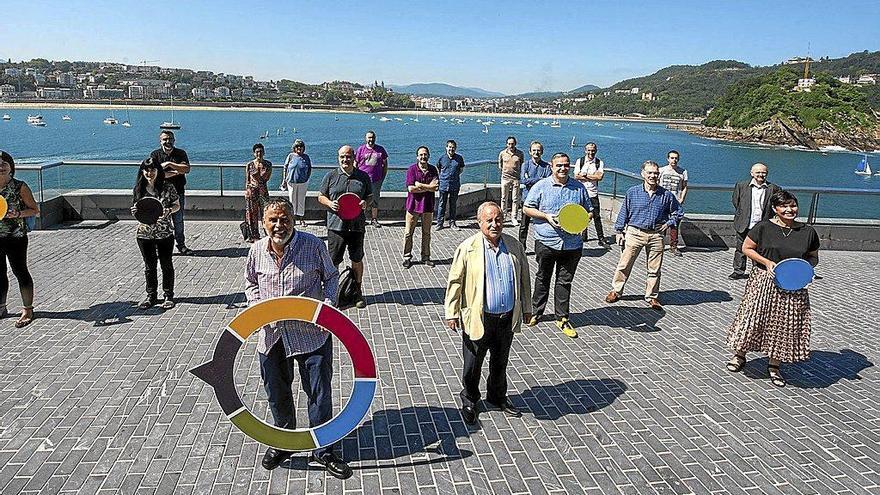 Kontseiluko kideak eta bere bazkideak &#039;Geroa Euskaratik&#039; adierazpenaren aurkezpenean, atzo, Donostiako Aquariumean.