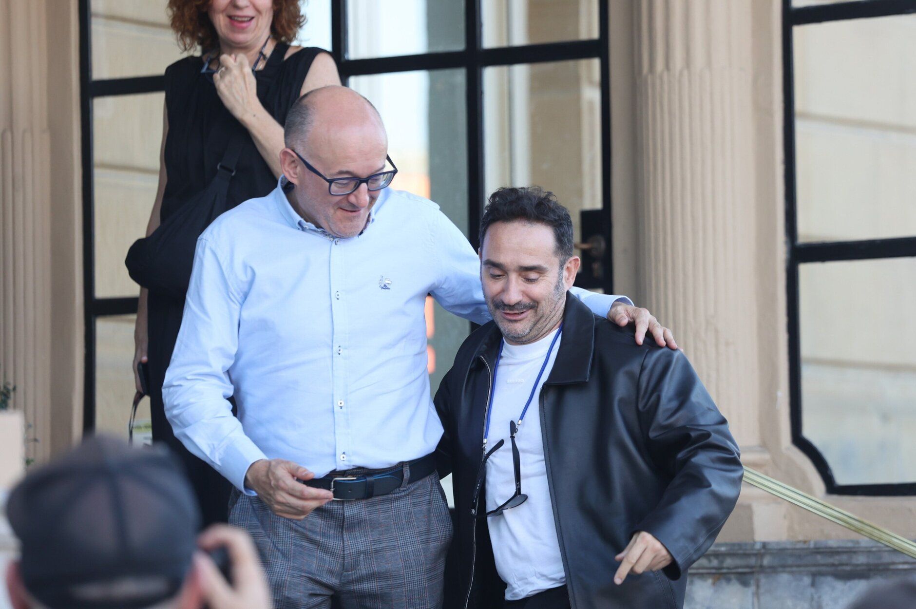 El director Juan Antonio Bayona, con el director del Zinemaldia, José Luis Rebordinos, a su llegada al Festival de Cine de Donostia