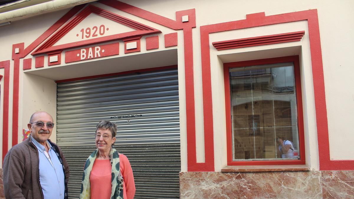 Joaquín Espatolero e Inma Amátriain, delante del bar 1920, con la persiana echada, que marca el final de su larga vida laboral hostelera. Joaquín Espatolero e Inma Amátriain, delante del bar 1920, con la persiana echada, que marca el final de su larga vida laboral hostelera.