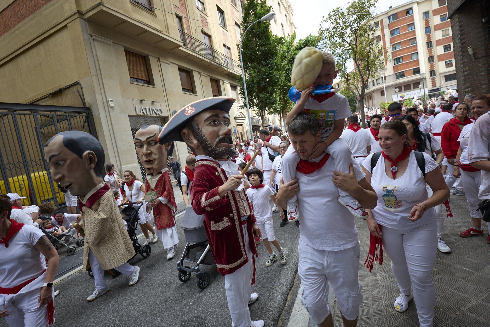 Imágenes de la primera salida de la Comparsa de Gigantes estos Sanfermines