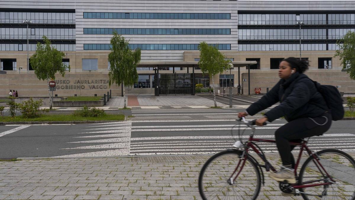 Eusko Jaurlaritzaren Lakuako egoitzaren eraikina.