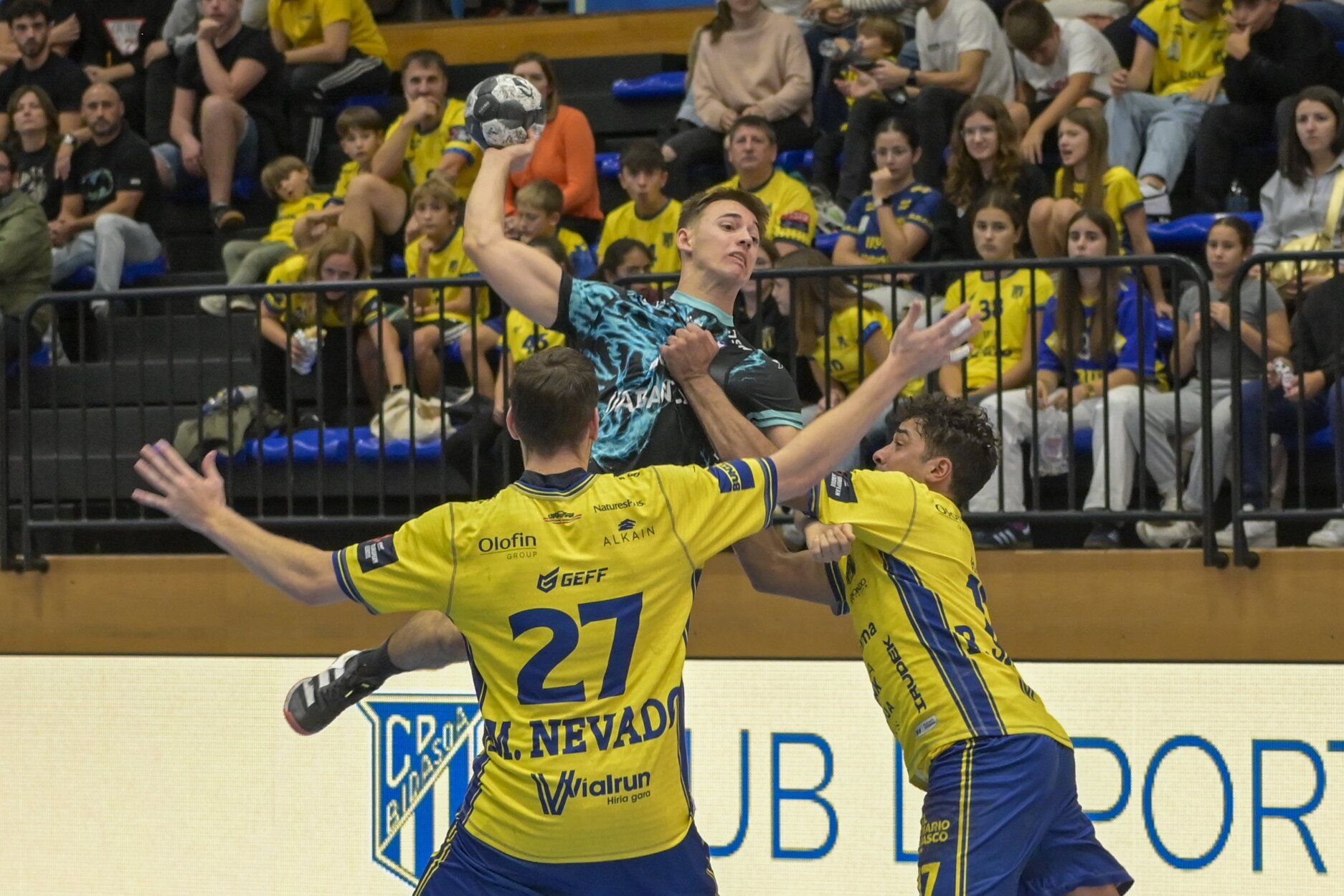 Irudek Bidasoa Irun y Ademar de León firman un vibrante empate en Artaleku