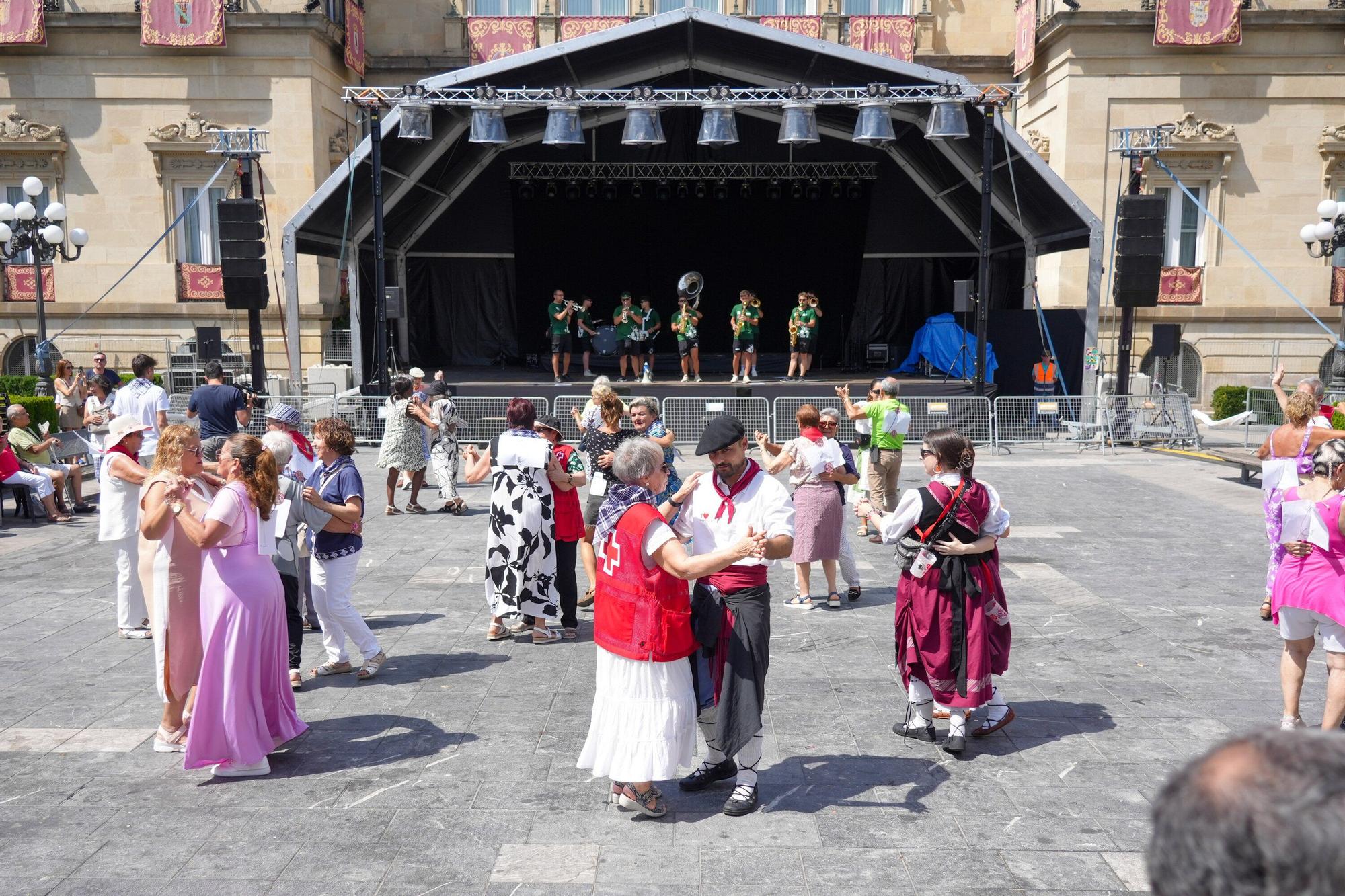En imágenes: El meneíto veterano llena de bailables la plaza de la Provincia