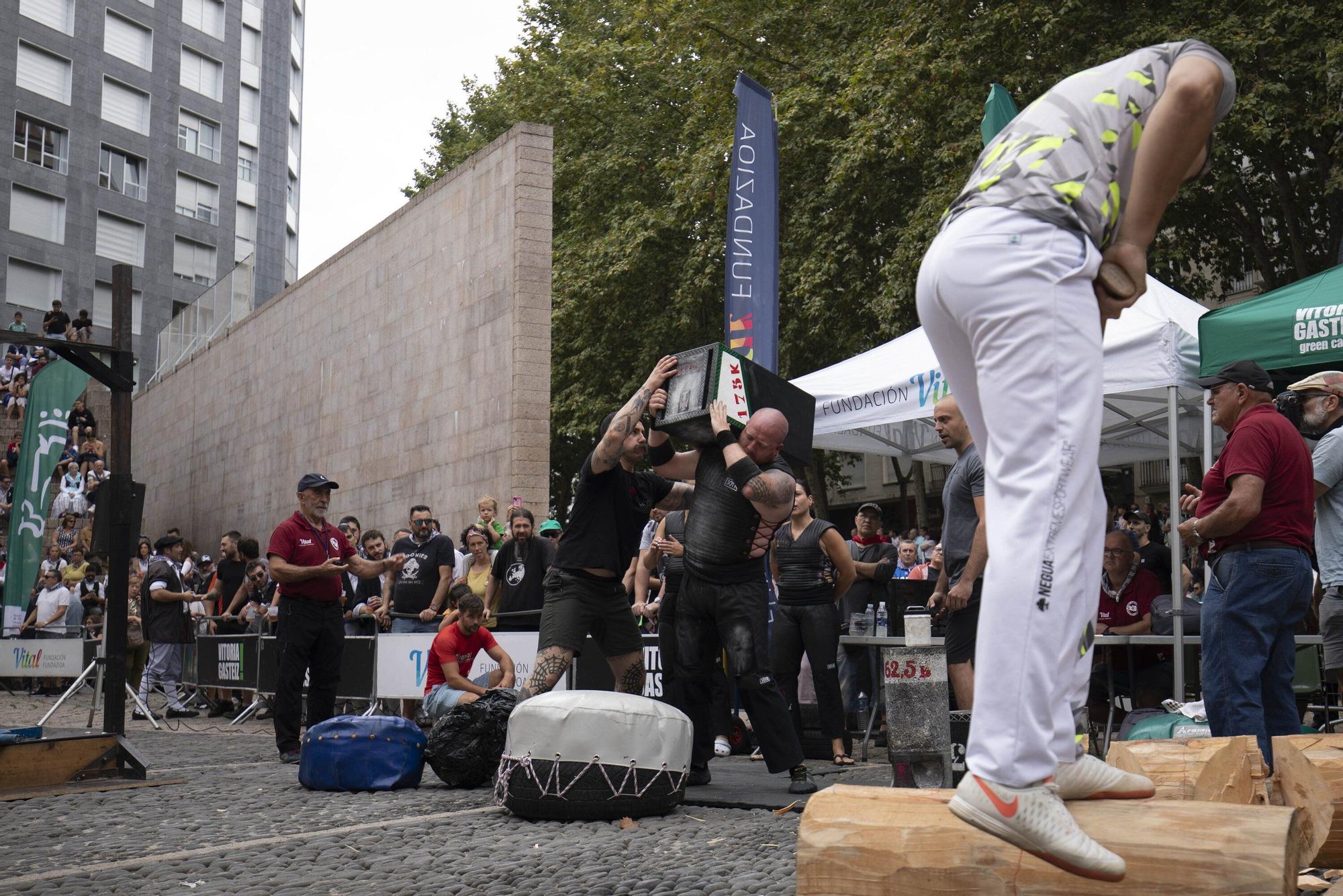 En imágenes: El torneo Virgen Blanca de Herri Kirolak se adueña de la Plaza de Los Fueros