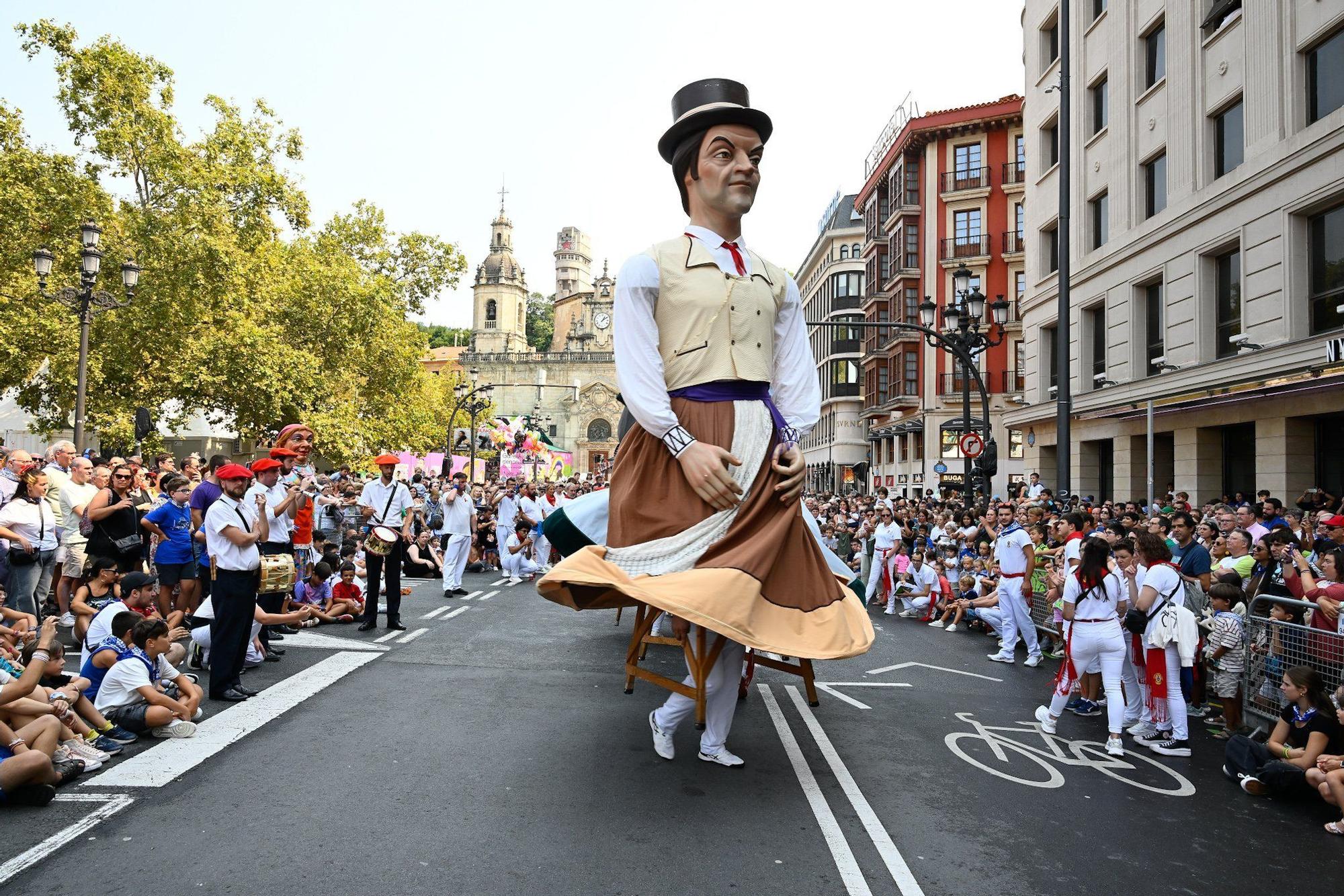 En imágenes: Los gigantes y cabezudos despiden Aste Nagusia a lo grande
