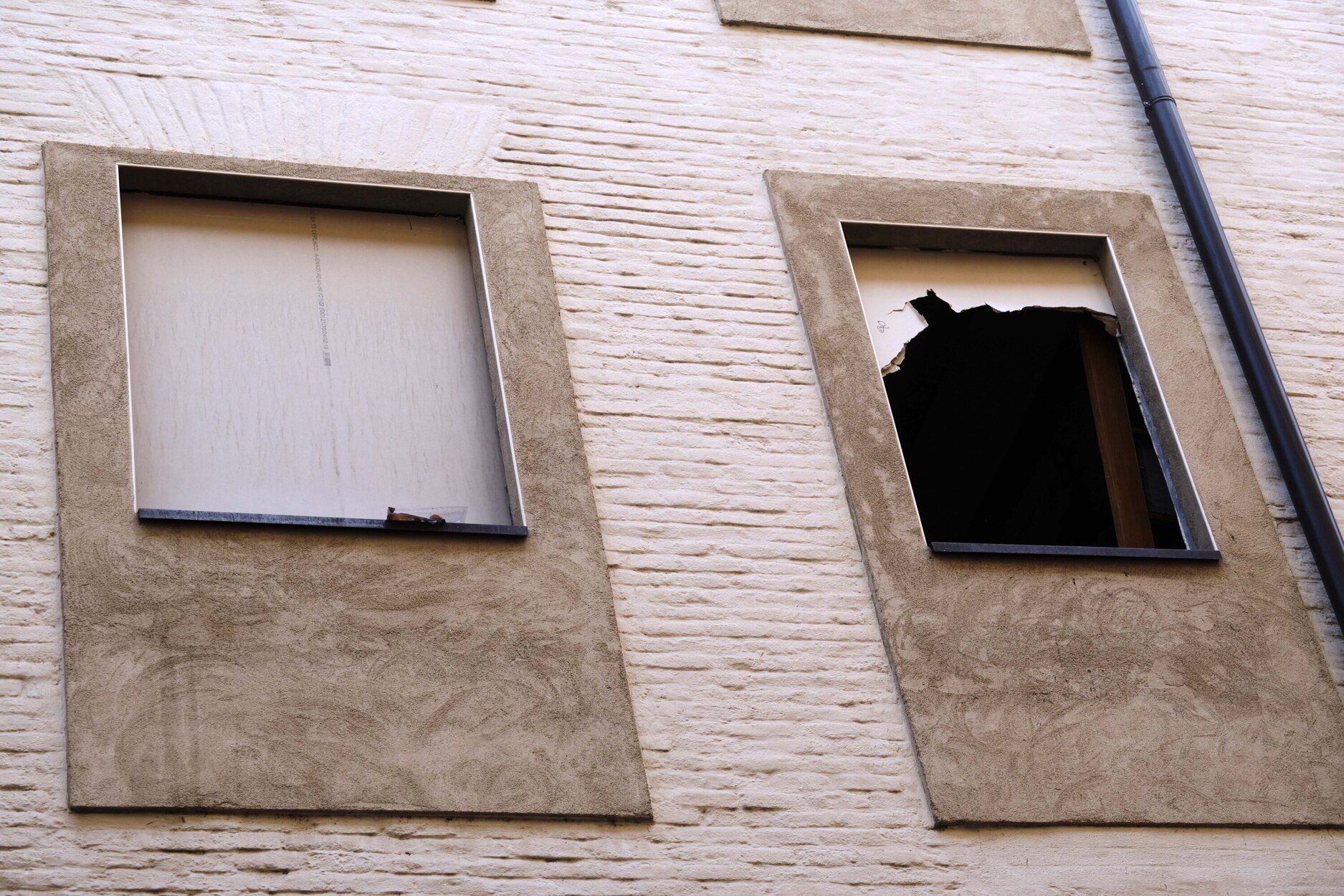 Estado de deterioro de las ventanas del inmueble.
