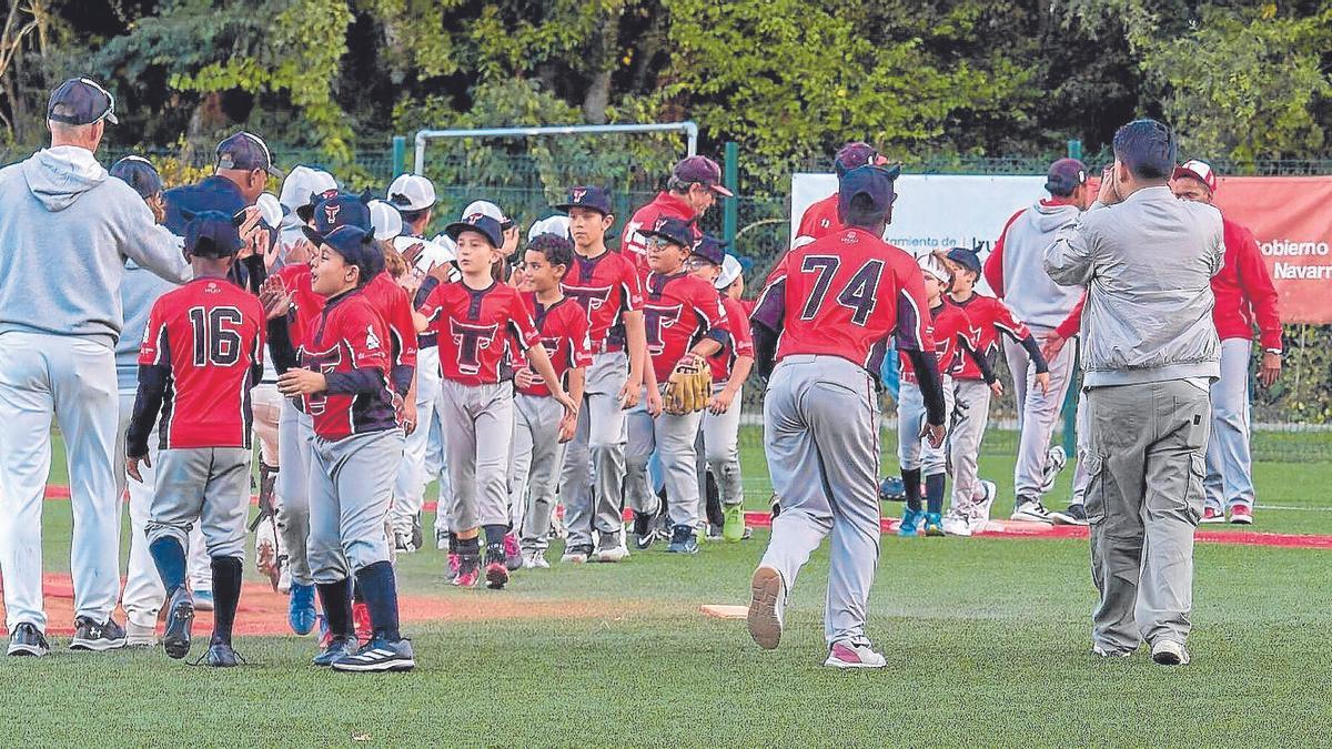 El CBS Toros de Pamplona saluda a su equipo rival.