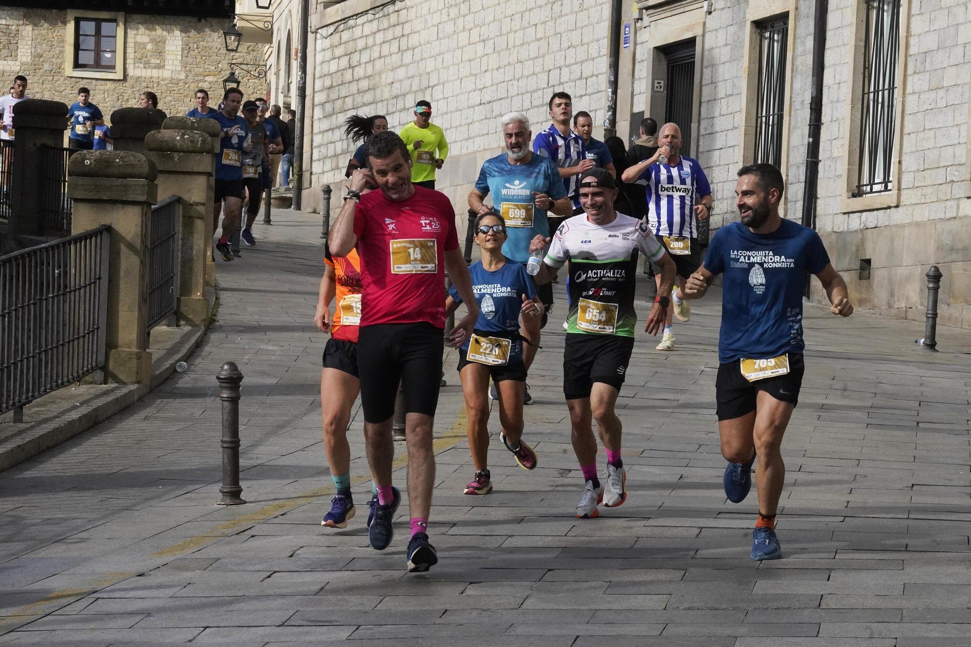 En imágenes: Miles de personas conquistan la Almendra de Gasteiz