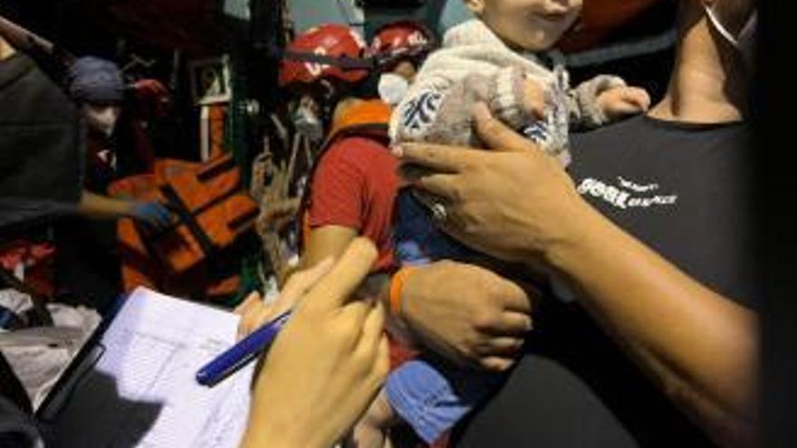 Uno de los menores rescatados esta madrugada de camino a Lampedusa