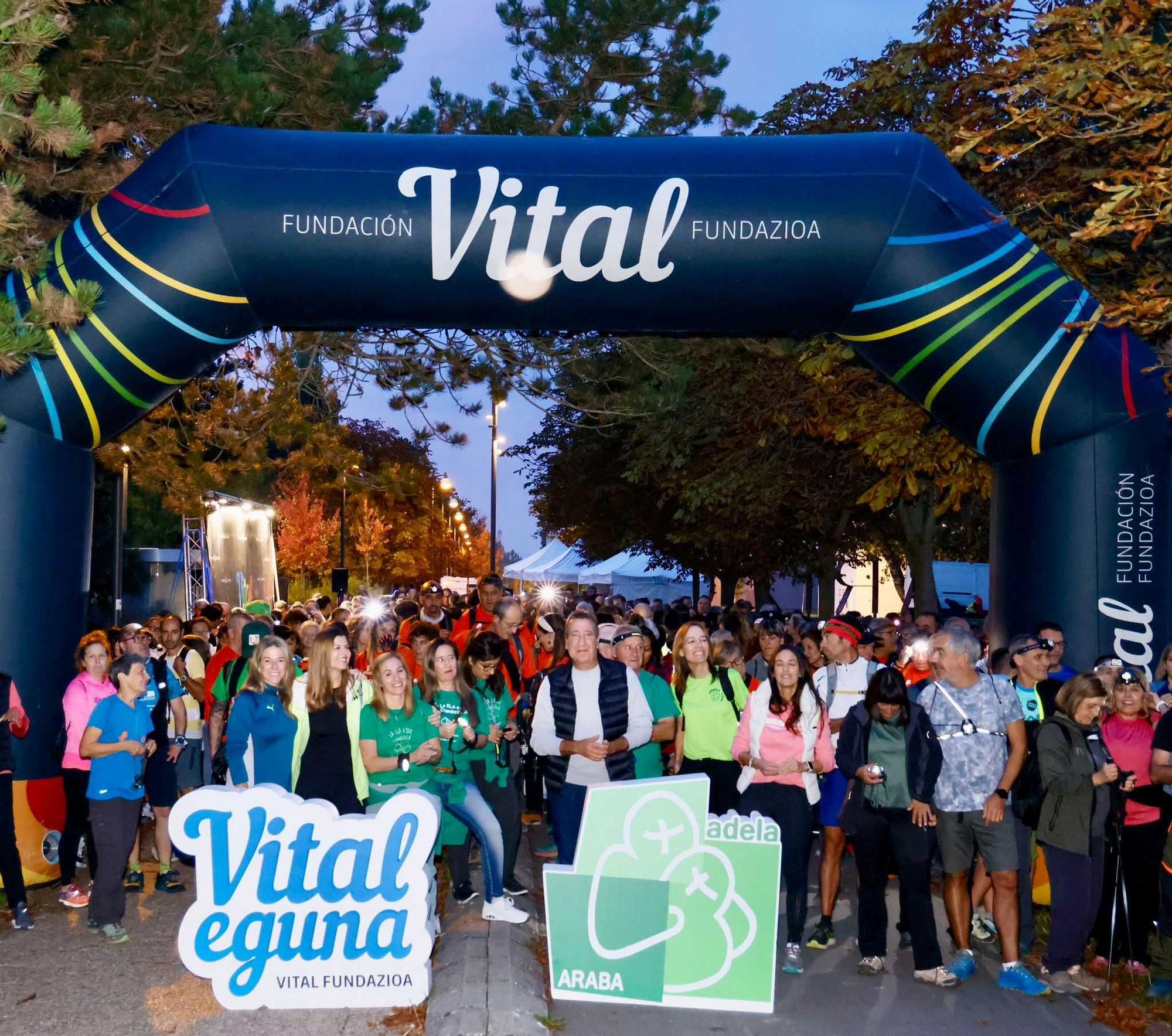 En imágenes: La marcha nocturna del Vital Eguna apoya a las personas con Ela