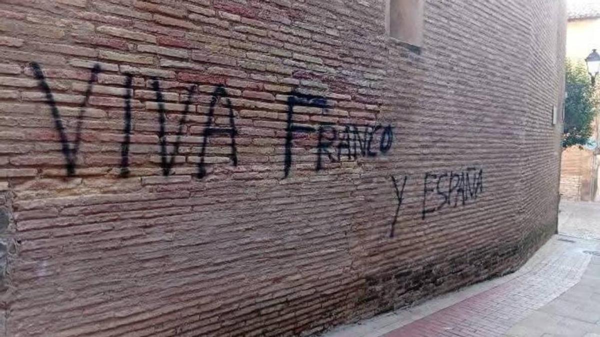 Pintada que ha aparecido esta mañana en la sede de la peña Beterri de Tudela.