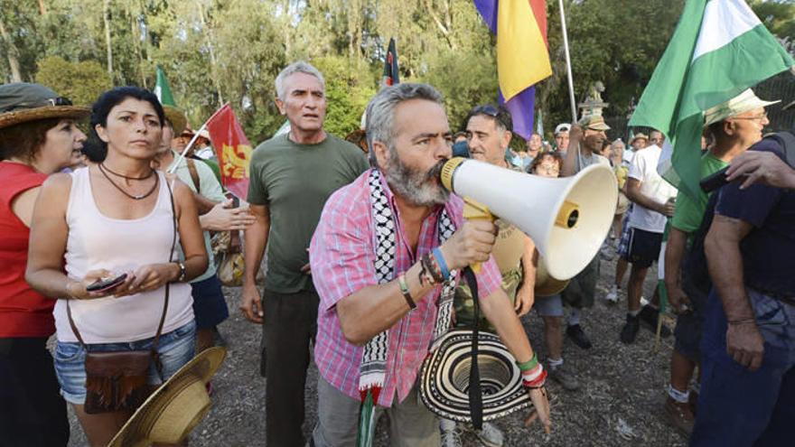 El diputado autonómico y alcalde de Marinaleda, Juan Manuel Sánchez Gordillo, se dirige con un megáfono a los jornaleros ante de abandonar el Palacio de Moratalla.