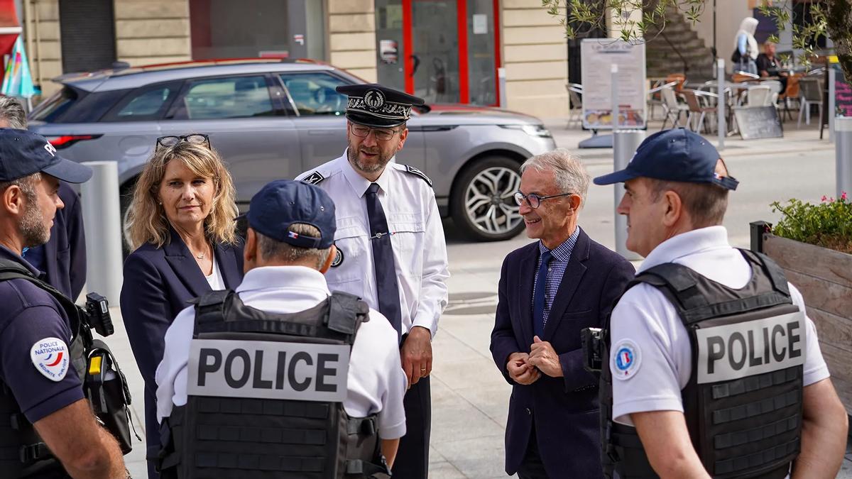 Agentes de la Policía nacional francesa, junto al alcalde de Hendaia, Kotte Ecenarro, y la comisaria de Donibane Lohitzune, Cécile Contet, en 2022