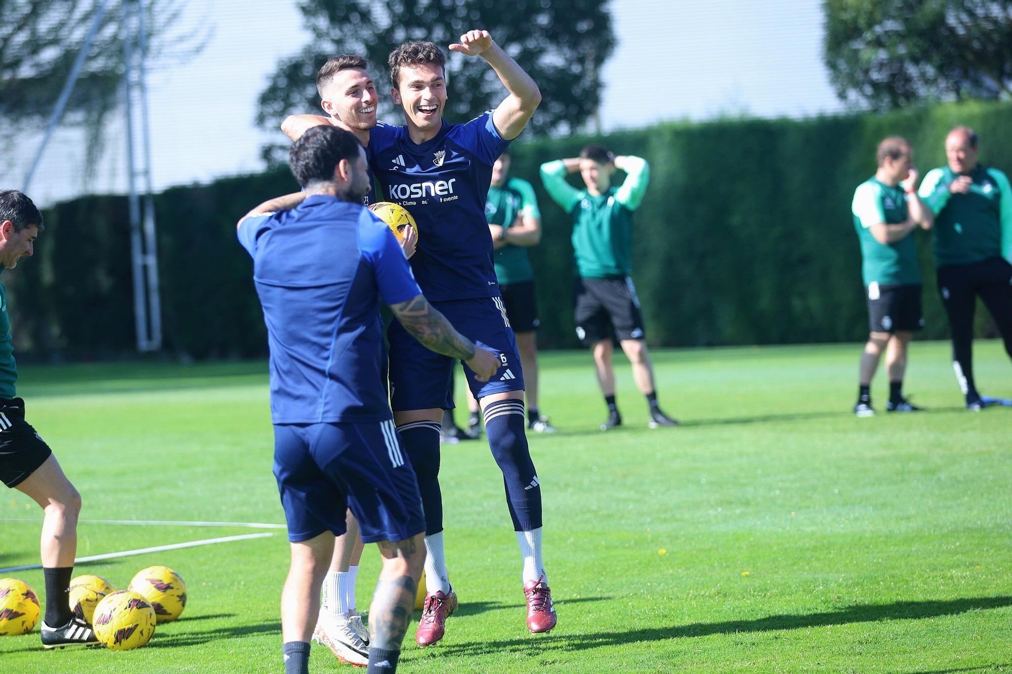 Osasuna se prepara para el Valencia: radiantes sonrisas en una calurosa mañana en Tajonar