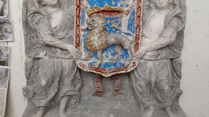 El escudo original de Pamplona regresa a la Casa Consistorial en el 603 aniversario del Privilegio de la Unión