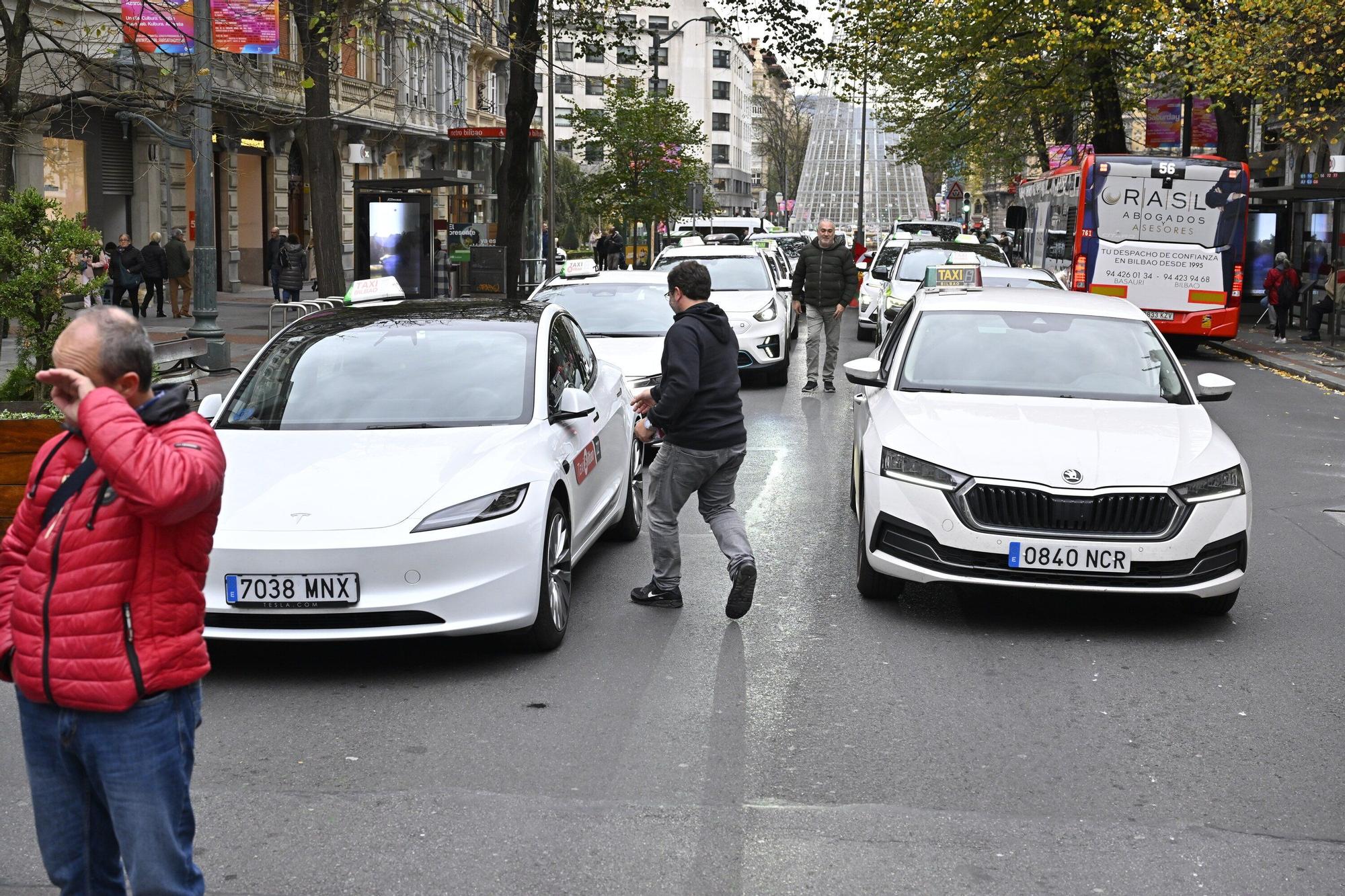 En imágenes: los taxistas vascos se movilizan para denunciar la "impunidad" de las VTC