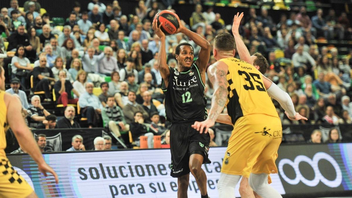 Alex Renfroe busca un pase ante la defensa del Lenovo Tenerife.