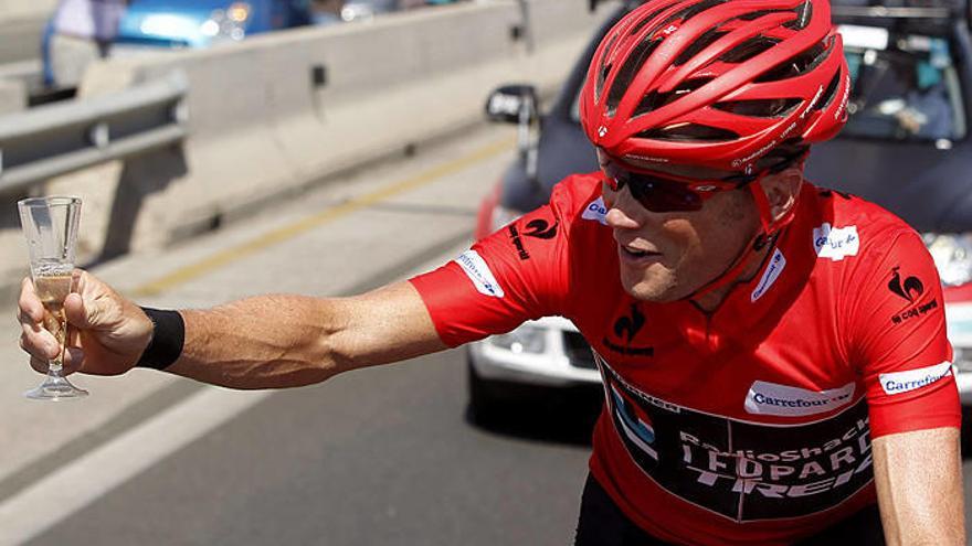 El estadounidense Chris Horner (Radioshack), ganador de la Vuelta Ciclista a España brinda con champán.