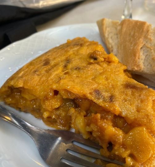 Especialidades de la casa, como los montaditos, los talos y las tortillas.