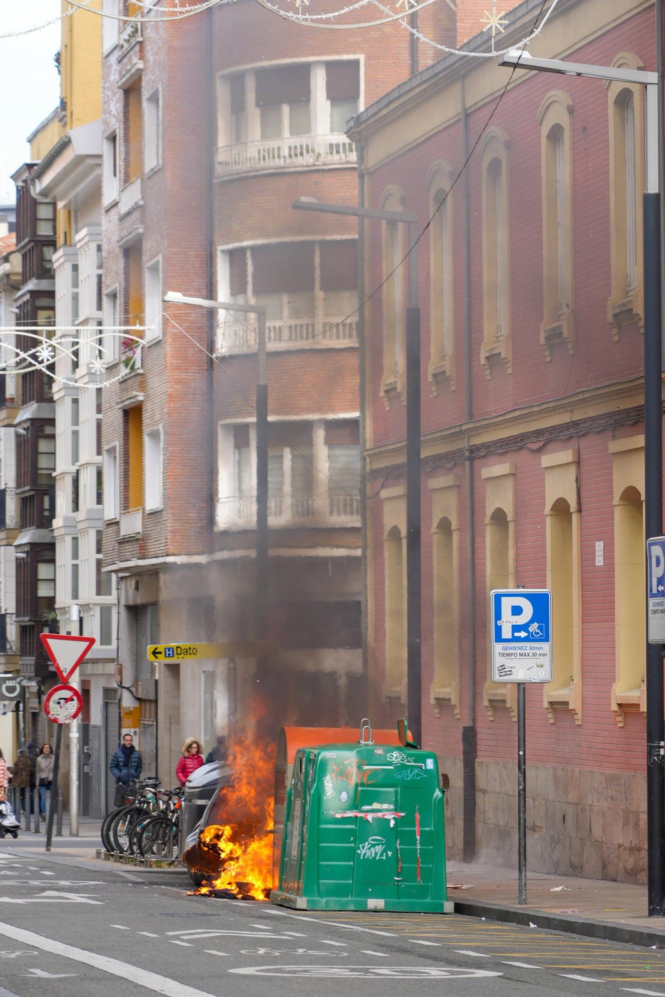 En imágenes: Arde un contenedor en Fueros a plena luz del día