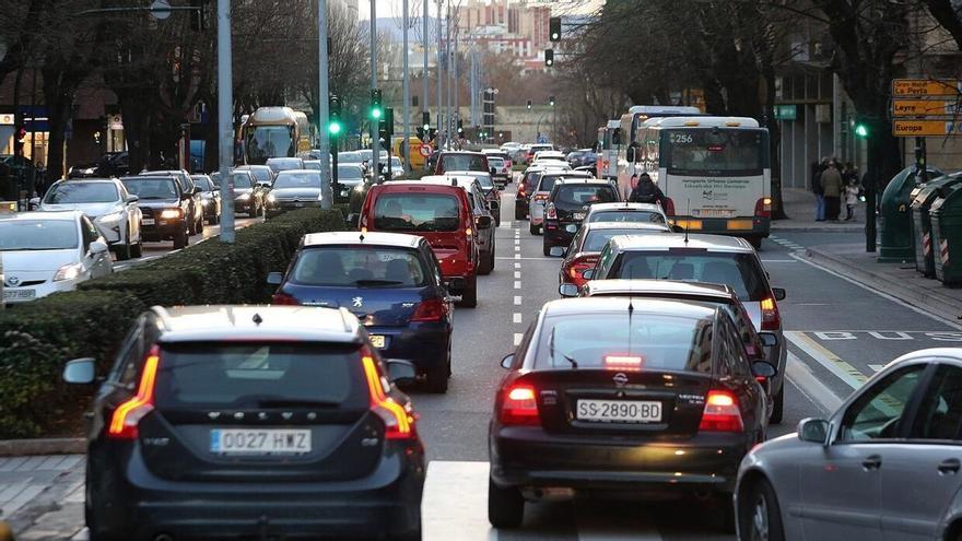 Herido leve un motorista de 35 años en una colisión con un coche en Pamplona