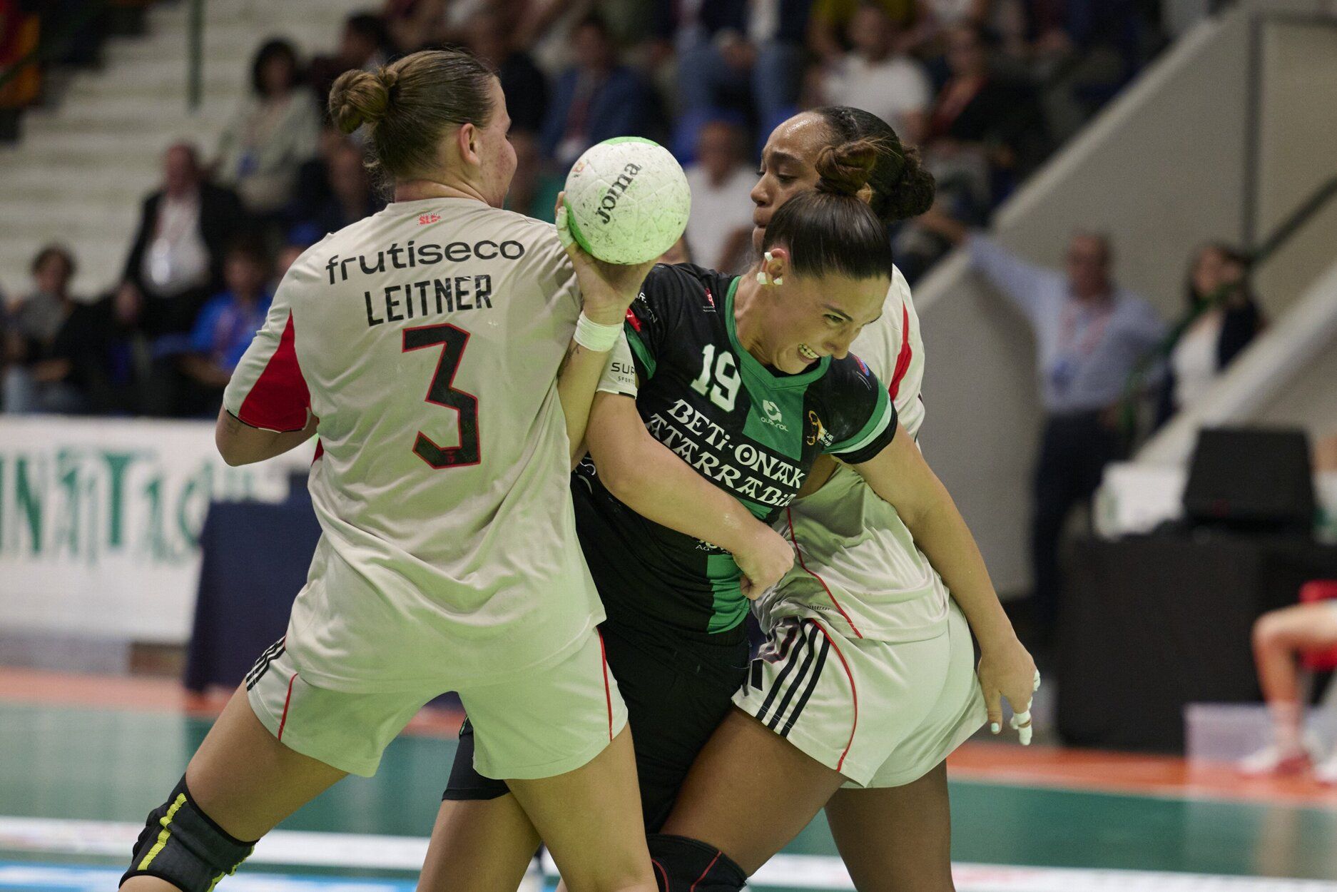 Fotos de las semifinales de la Supercopa Ibérica de balonmano en Anaitasuna